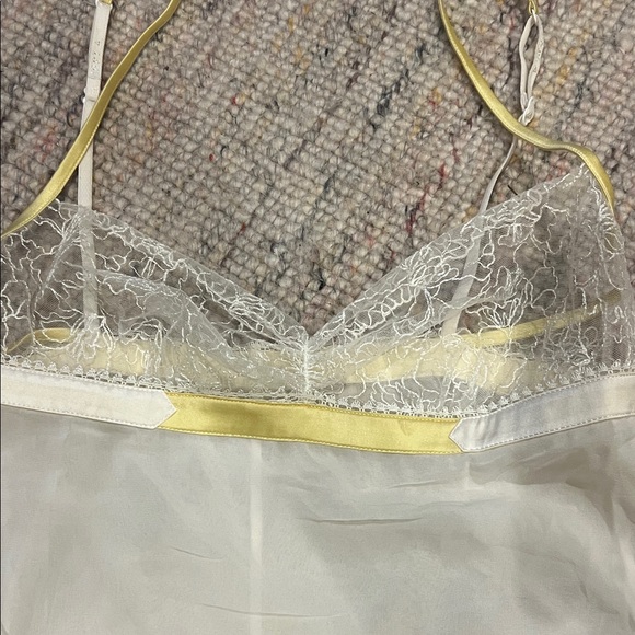 Elegant La Perla scalloped Trimmed White and Yellow shirt - Picture 2 of 4